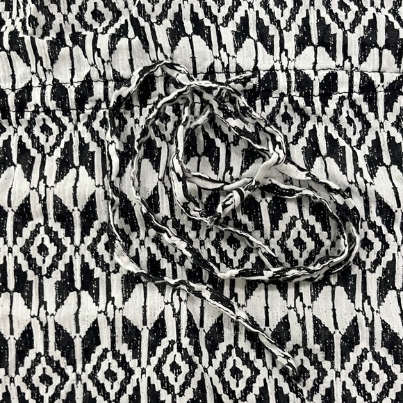 NEW Old Navy Black and White Patterned Short Sleeve Top - Picture 3 of 6